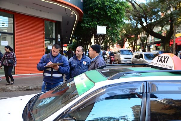 Comuna de CDE no sabe la CANTIDAD de taxis y paradas en la ciudad