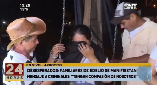 Madre de Edelio se encadena a cruz y exige igualdad en búsqueda