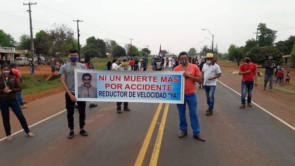 Vecinos salen a la calle para exigir lomadas en km 30 de la Ruta PY02