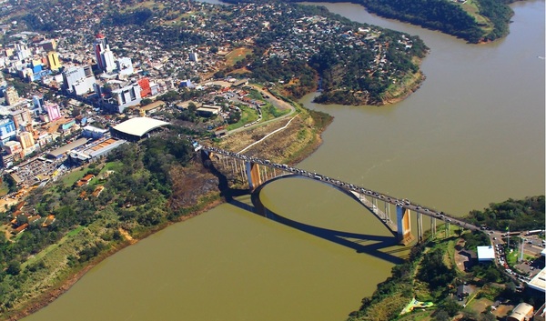 Paraguay y Brasil acordaron para reactivar economía fronteriza: Comerciantes estimada que a fines de septiembre Puente de Amistad será reabierto
