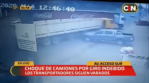 Camiones chocan sobre Acceso Sur tras giro indebido