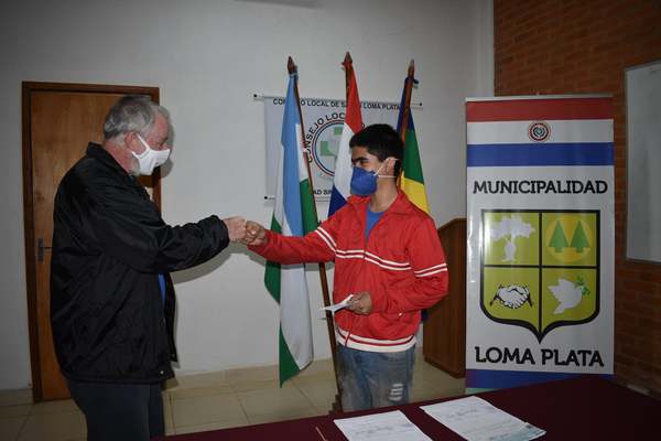 Anuncian tercer pago de becas en la municipalidad de Loma Plata