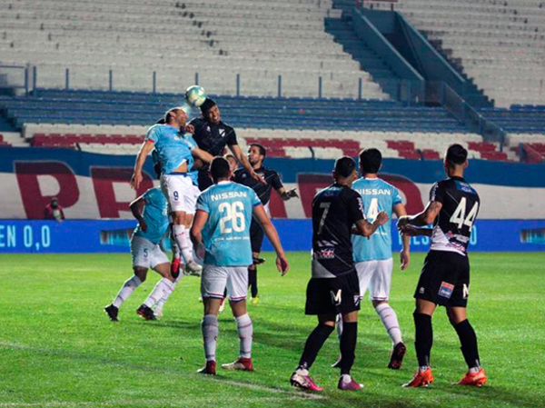 Uruguay analiza la posibilidad de tener público en su torneo de fútbol