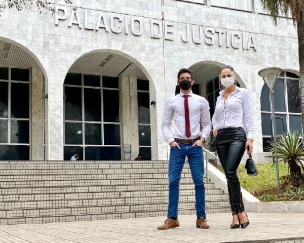 Fernando Ruttia y Helem Roux se presentaron en el Palacio de Justicia