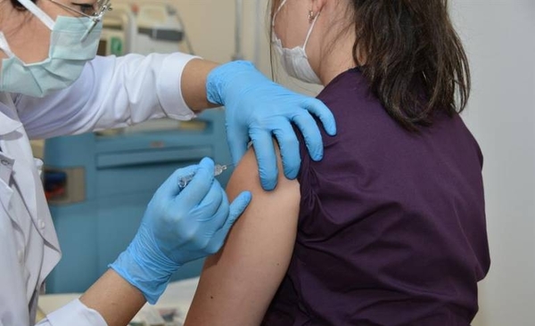 HOY / La vacuna china de Sinovac se probará en niños y adolescentes a final de mes