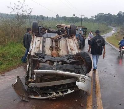 Violento vuelco deja tres lesionados - ABC en el Este - ABC Color