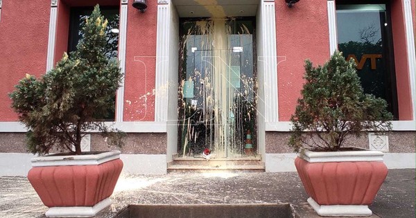 La Nación / Derraman pintura y dejan ramo de flores en la puerta de un canal en Coronel Oviedo