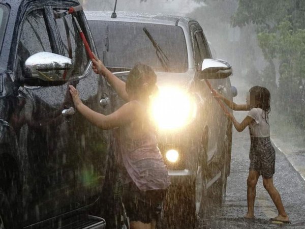 Obligaban a sus hijos a trabajar en los semáforos