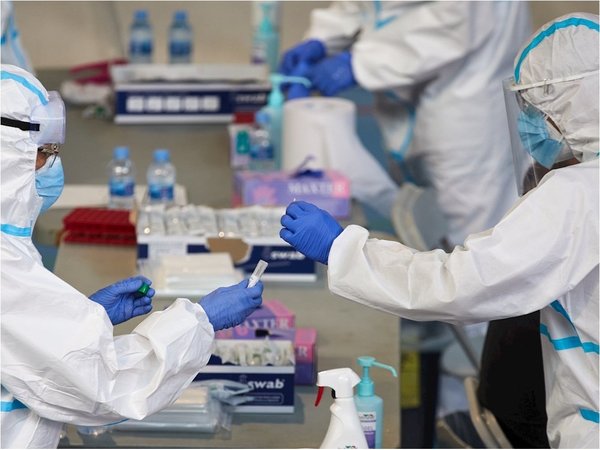 Covid-19: OMS eleva a 4 millones la cifra de personal de blanco afectado