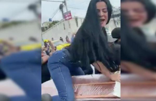 Mujer despide a fallecido bailando reguetón sobre su ataúd para cumplir su última voluntad - C9N