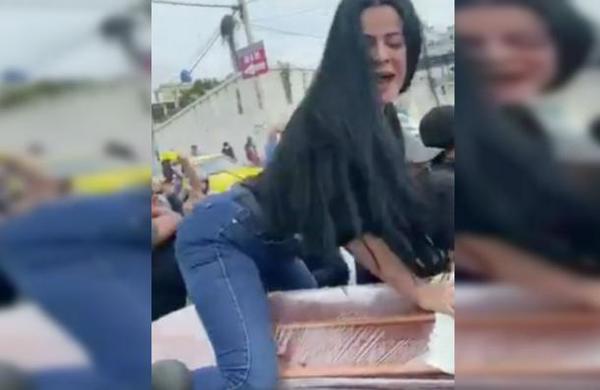 Mujer despide a fallecido bailando reguetón sobre su ataúd para cumplir su última voluntad - SNT