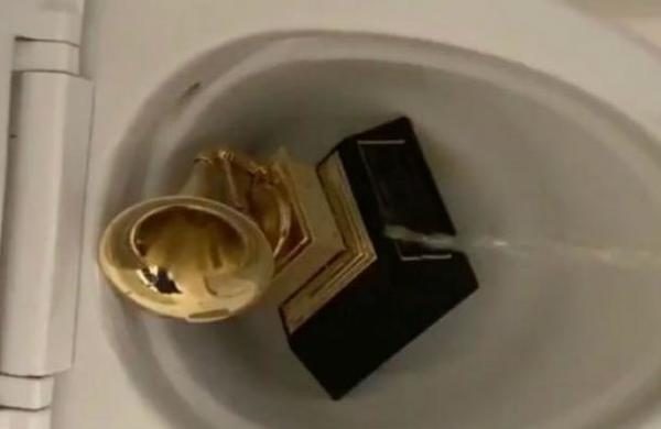 El video de Kanye West orinando sobre un Grammy que desconcertó al mundo de la música - SNT