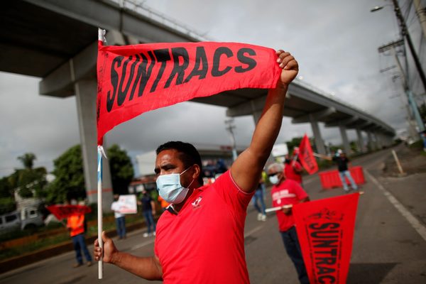 Unos 200 obreros despedidos por la colombiana Conalvías reclaman los pagos en Panamá - MarketData