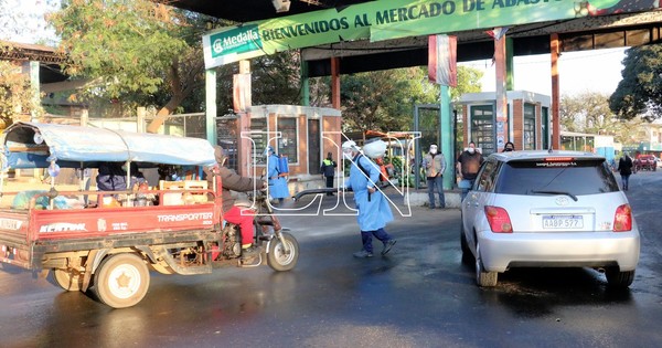 La Nación / Desalojan a vendedores ambulantes del Abasto: “solo podían vender choclo”, dice director