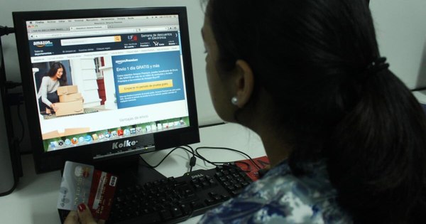 La Nación / Cuatro de cada diez paraguayos compran por internet, revelan en webinar
