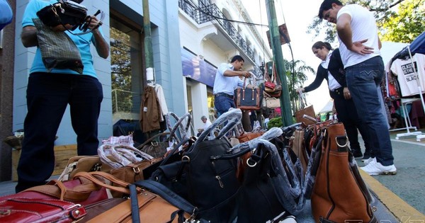 La Nación / Empresarios exigen despeje total de las veredas de ambulantes en toda Asunción