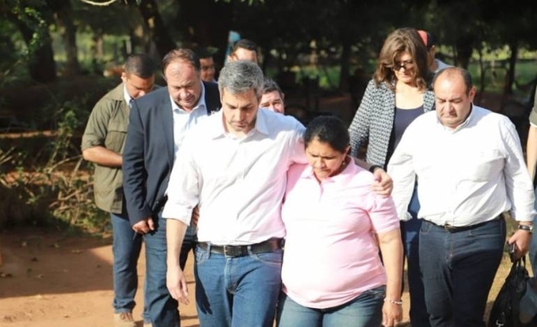 HOY / Mario Abdo llegó a base de la FTC en Arroyito: anuncian posible reunión con doña Obdulia