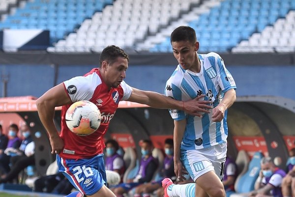 Con Matías Rojas de titular, Racing cayó de local ante Nacional