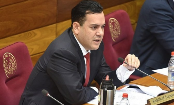 HOY / Congreso pierde credibilidad al salvar a Friedmann, afirma Riera
