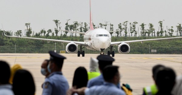 La Nación / Primer vuelo internacional llega a Wuhan