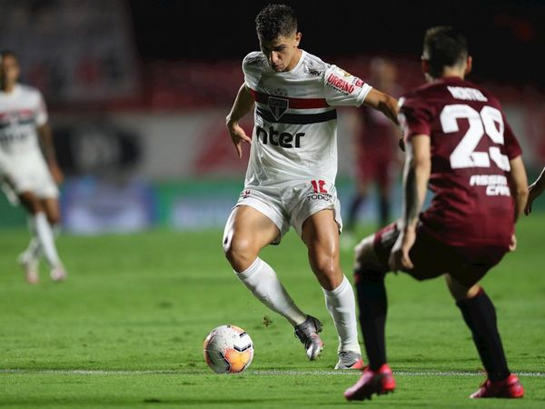 Dos autogoles condenan a River Plate contra Sao Paulo