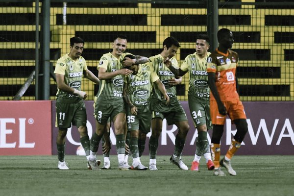 Defensa golea a Delfín y se acomoda en el grupo de Olimpia