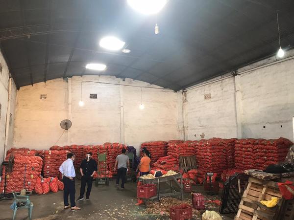 Incautan más de 30 toneladas de cebolla de un depósito en zona del mercado de Abasto - Megacadena — Últimas Noticias de Paraguay