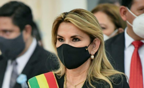 HOY / Jeanine Áñez anuncia que no se presentará a elecciones en Bolivia