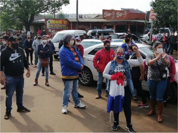 Trabajadores fronterizos de Encarnación exigen reapertura de puente y ayuda del Gobierno