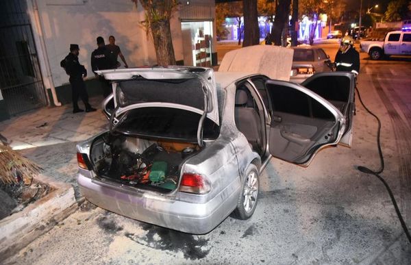 Vehículo se salvó de consumirse totalmente e indicios hace sospechar de incendio provocado - Nacionales - ABC Color