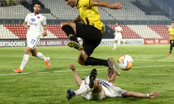 Guaraní dio vuelta el marcador y terminó goleando