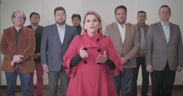 La Nación / Presidenta de Bolivia renuncia a su candidatura en comicios de octubre
