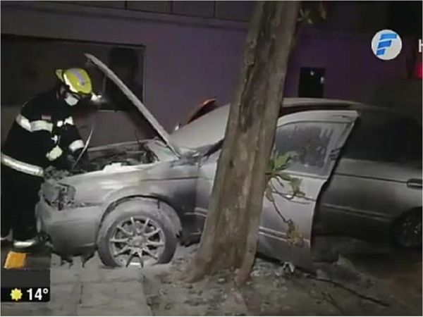 Fuego consume cajuela de un auto y sospechan que fue provocado