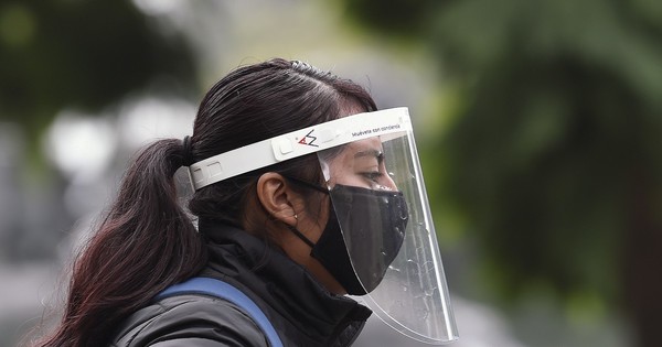 La Nación / Mascarillas para personal sanitario son menos adaptadas para mujeres