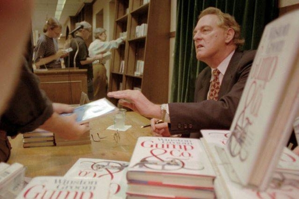 HOY / Fallece Winston Groom, el autor de la novela "Forrest Gump"