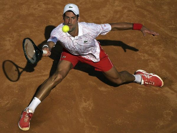 Un gris Djokovic gana el derbi serbio y avanza a cuartos