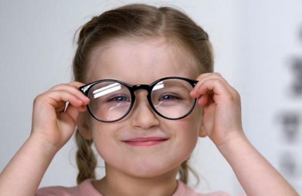 Las señales que indican que tu hijo puede necesitar lentes - SNT