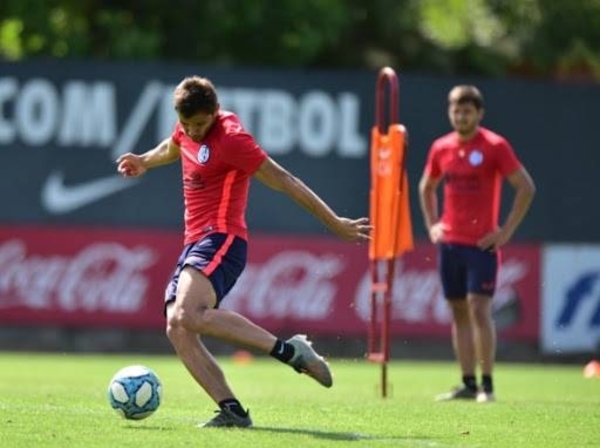 HOY / Angel Romero fracturó a un compañero