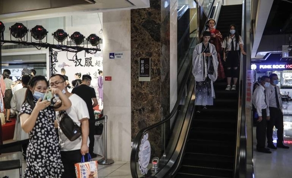HOY / China gana al virus con estrictos controles de viajeros y duras cuarentenas