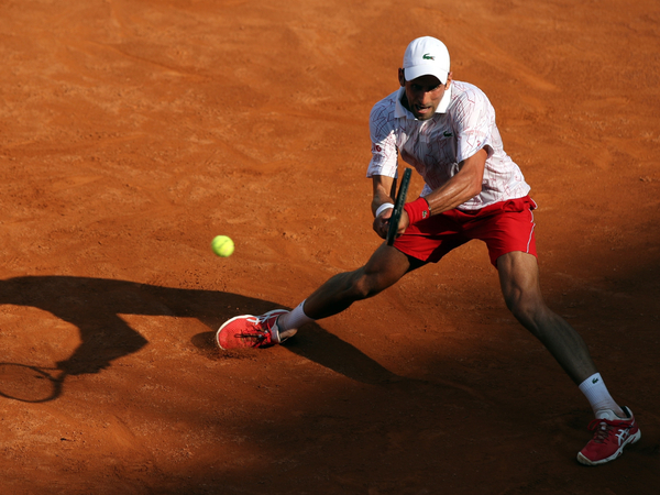 Djokovic vence con apuros a Krajinovic