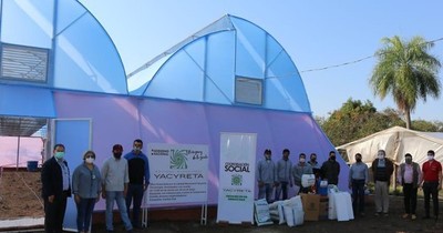La Nación / Entregan invernadero de alta tecnología a emprendedores de Pilar