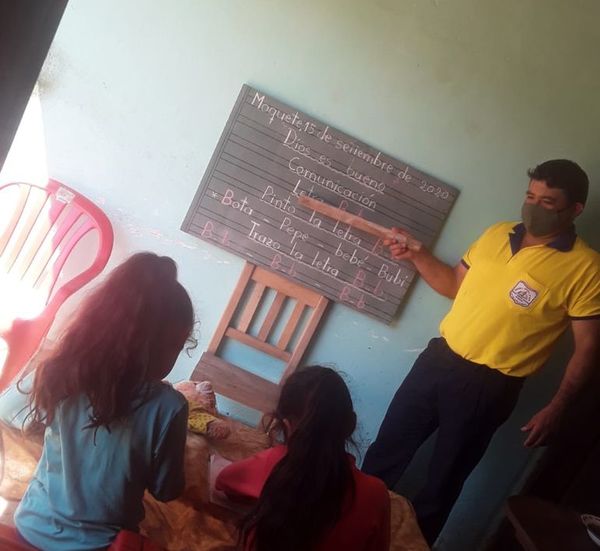 Docente dona pizarra e imparte clases en casa de cada uno de sus alumnos del primer grado - Nacionales - ABC Color