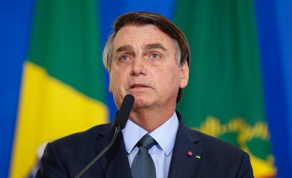 HOY / Bolsonaro dice que "quedarse en casa" para evitar el COVID-19 es para "débiles"