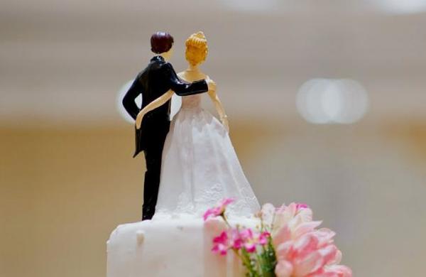 Novios realizaron su boda con 'invitados de cartón' para hacer frente a la pandemia - C9N