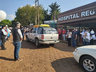 Emotiva despedida a enfermero que falleció a causa del COVID-19 - ABC en el Este - ABC Color