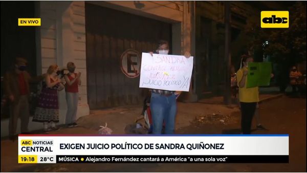 Manifestantes piden juicio político de Sandra Quiñónez - ABC Noticias - ABC Color