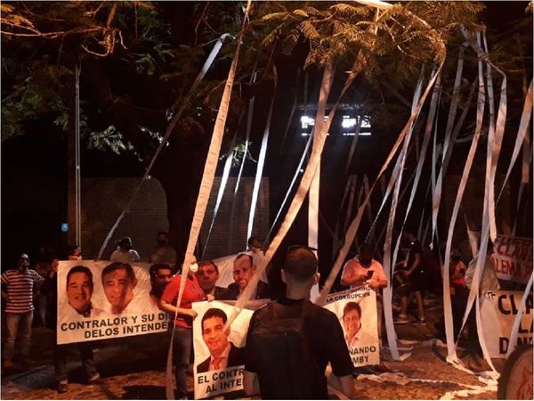 Caso Lanzoni: Ciudadanos de Ñemby escrachan a contralor frente a su casa