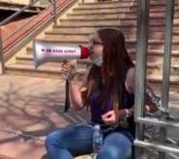 Joven se encadena y clama por radio terapia para su madre con cáncer - Paraguay.com