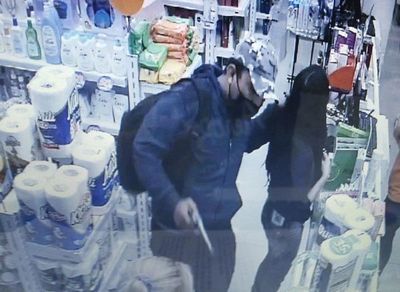 Clientes afectados durante asalto a farmacia en San Lorenzo - Nacionales - ABC Color
