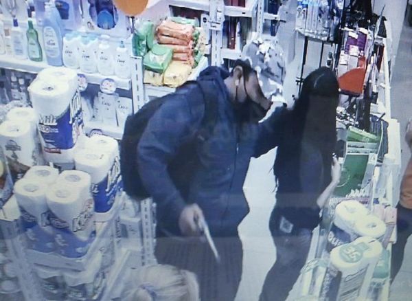 Clientes afectados durante asalto a farmacia en San Lorenzo - Nacionales - ABC Color
